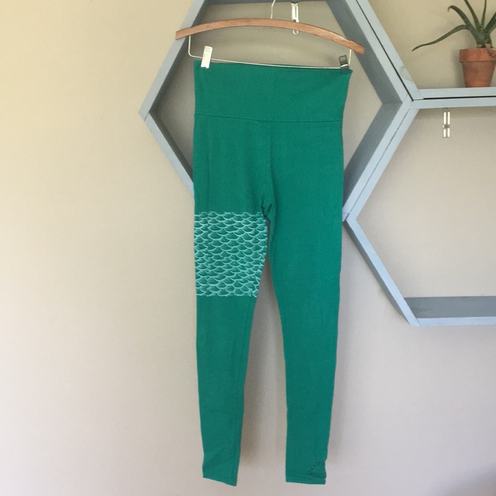 High-Waist Green Leggings with Side Pattern